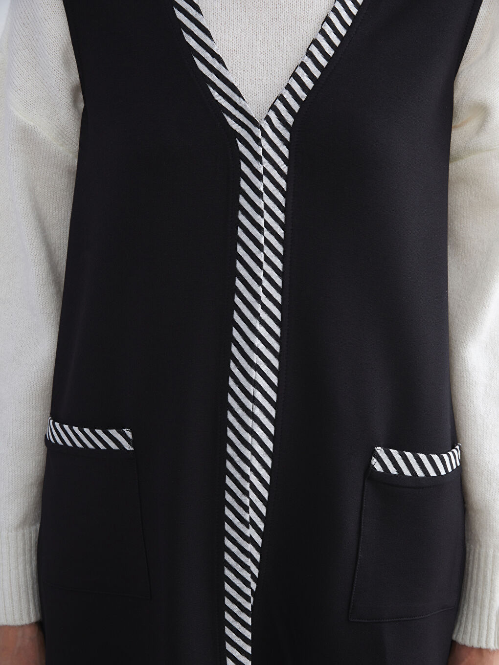 Siyah V Yaka Çizgili Kadın Yelek-3