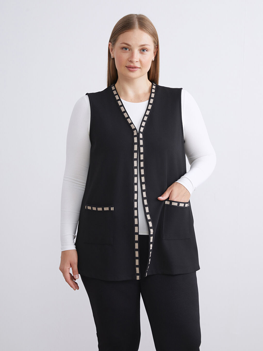 Siyah V Yaka Nakışlı Kadın Yelek-1