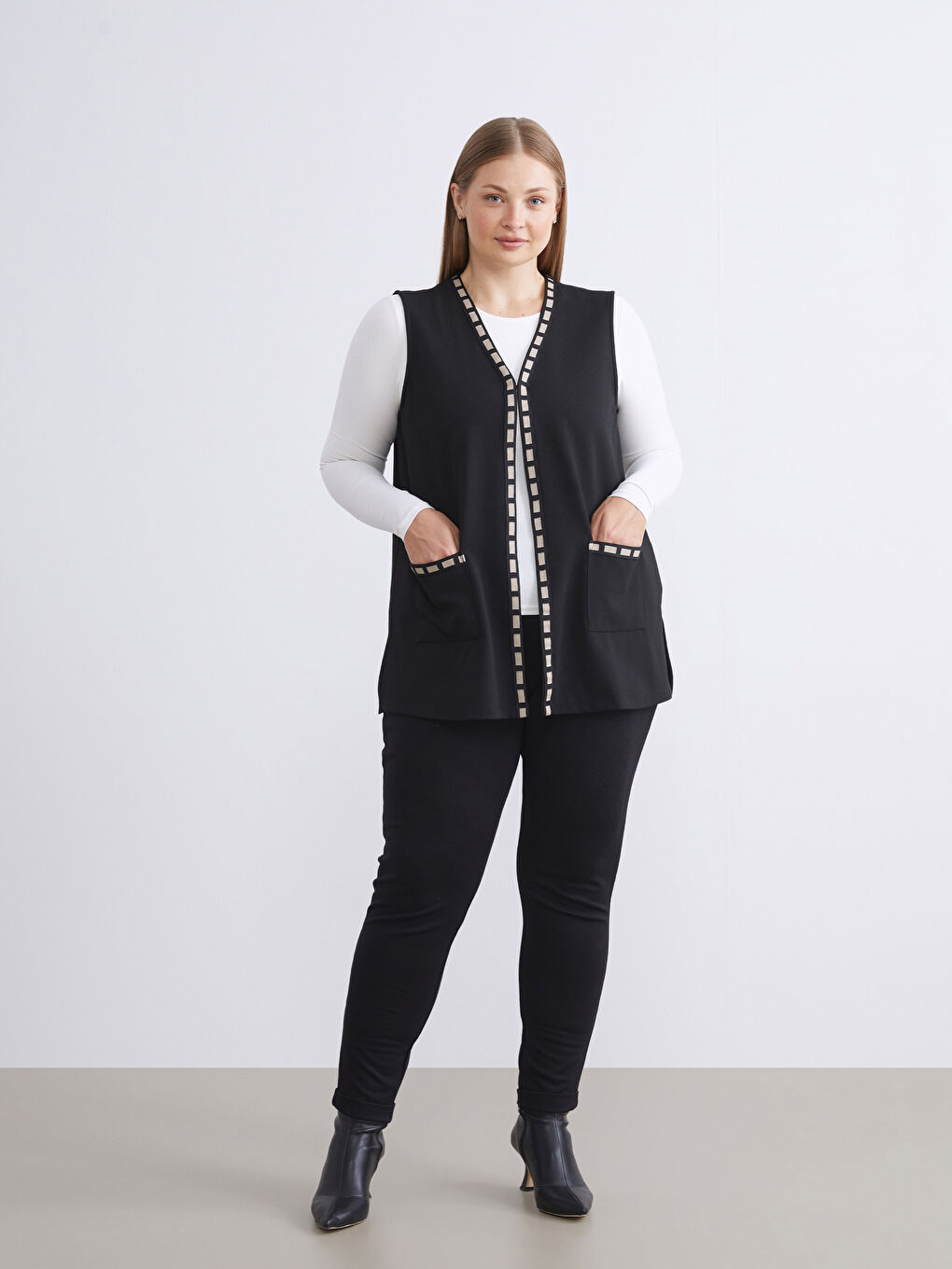 Siyah V Yaka Nakışlı Kadın Yelek-5