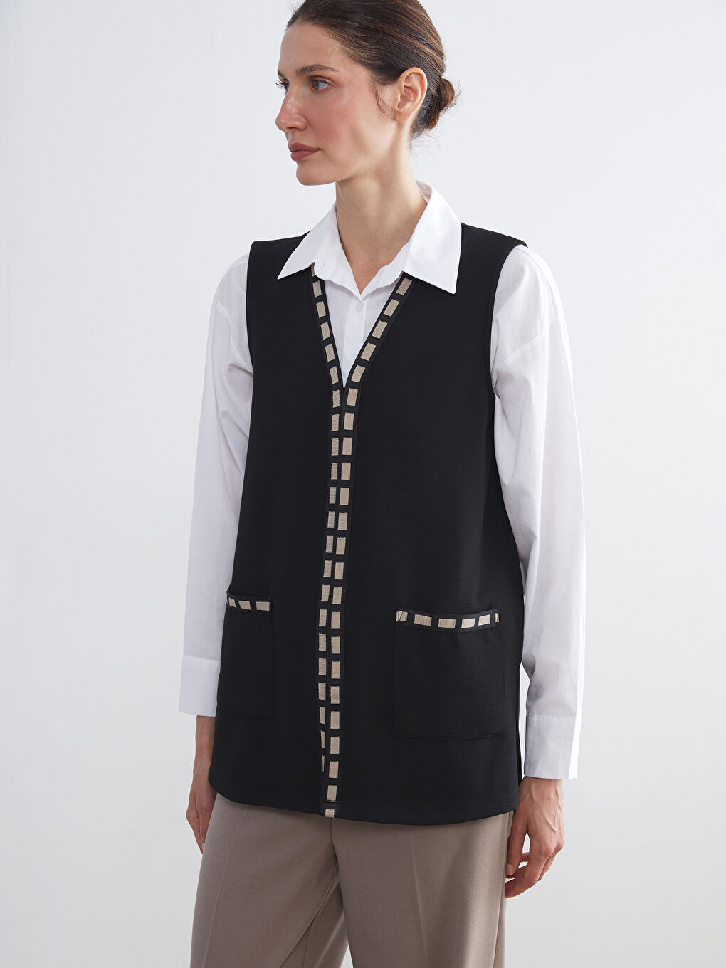 Siyah V Yaka Nakışlı Kadın Yelek