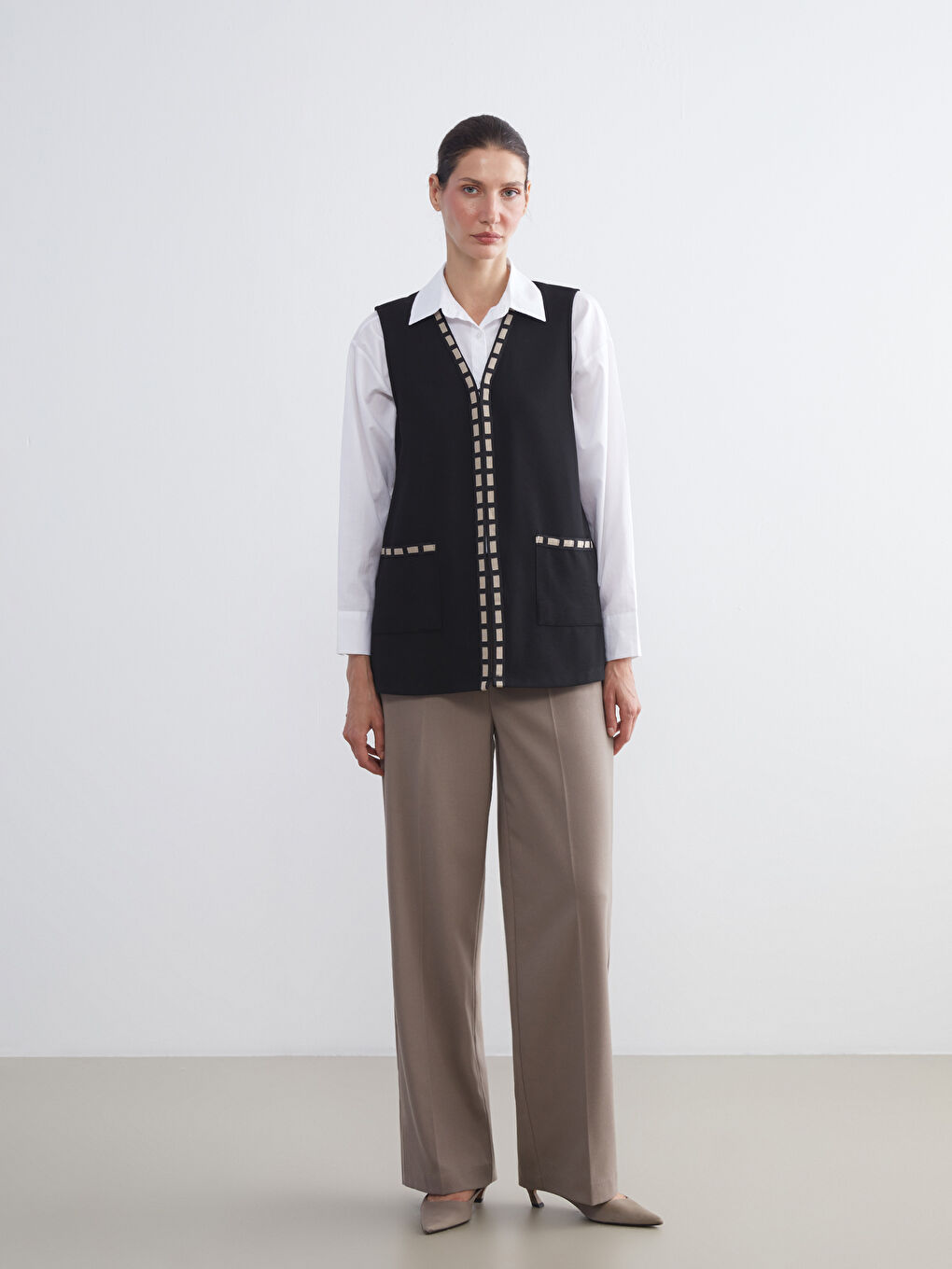 Siyah V Yaka Nakışlı Kadın Yelek-2