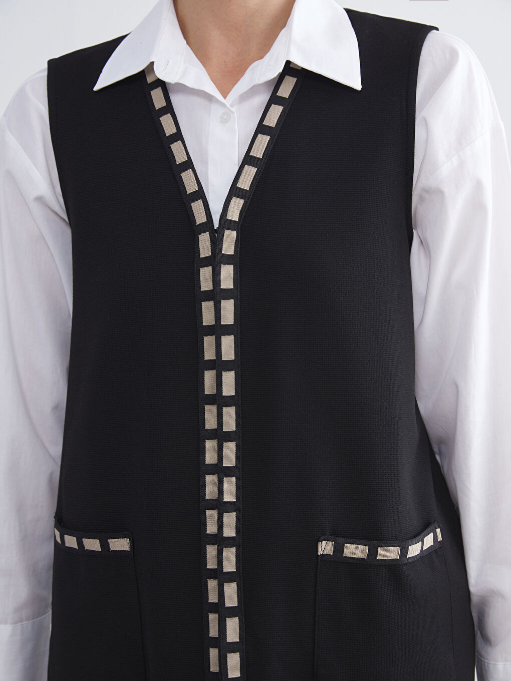 Siyah V Yaka Nakışlı Kadın Yelek-3