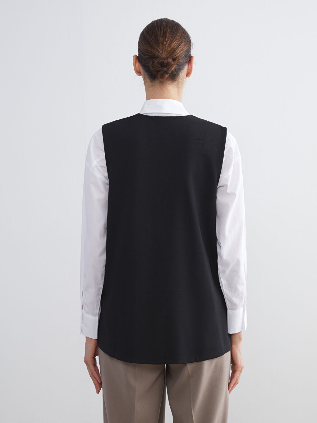 Siyah V Yaka Nakışlı Kadın Yelek-4