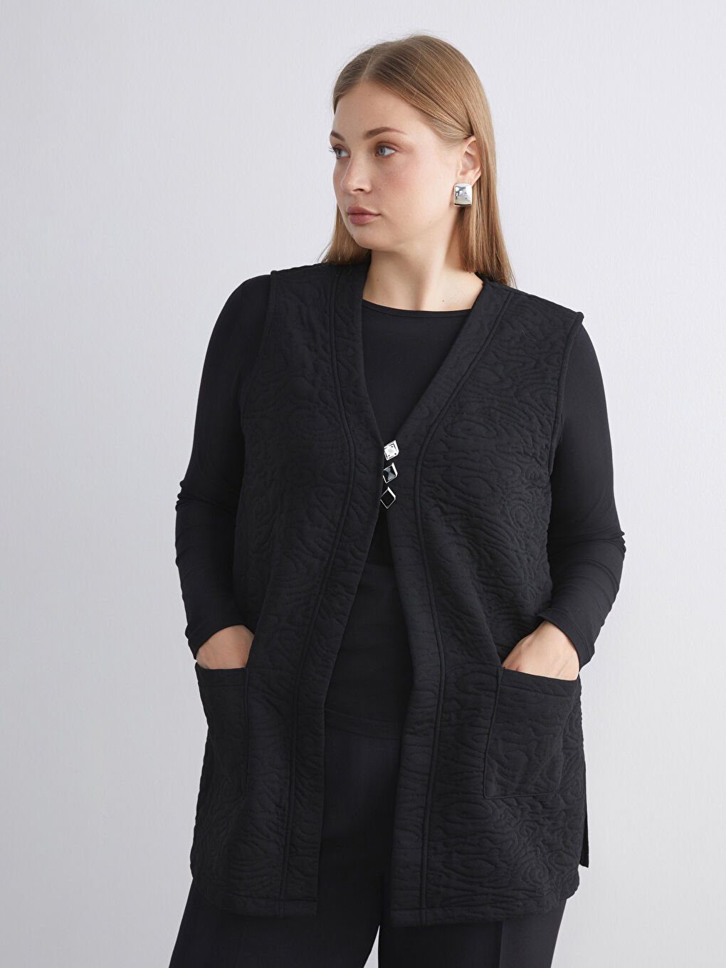 Siyah V Yaka Kendinden Desenli Kadın Yelek-1