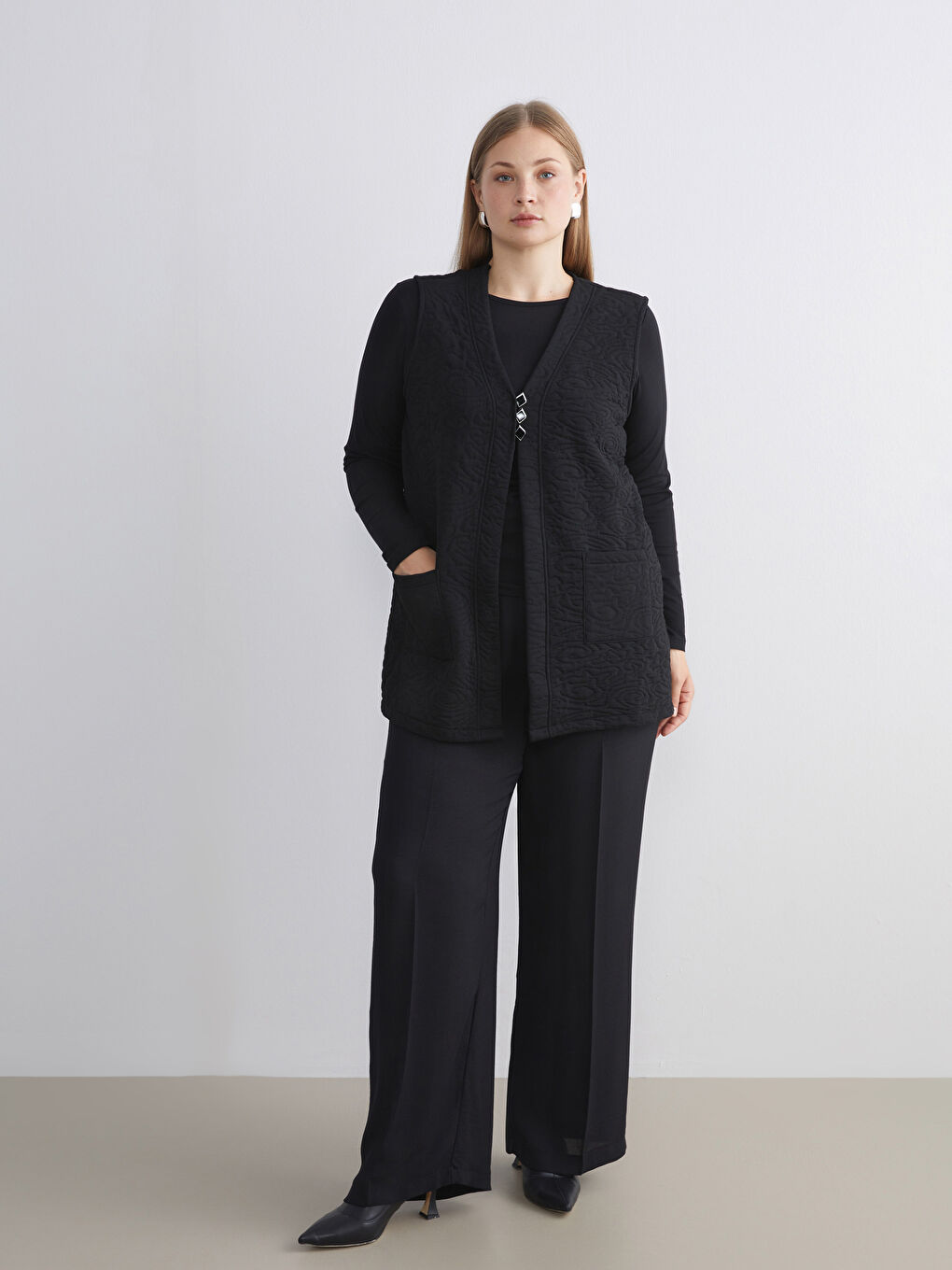 Siyah V Yaka Kendinden Desenli Kadın Yelek-5