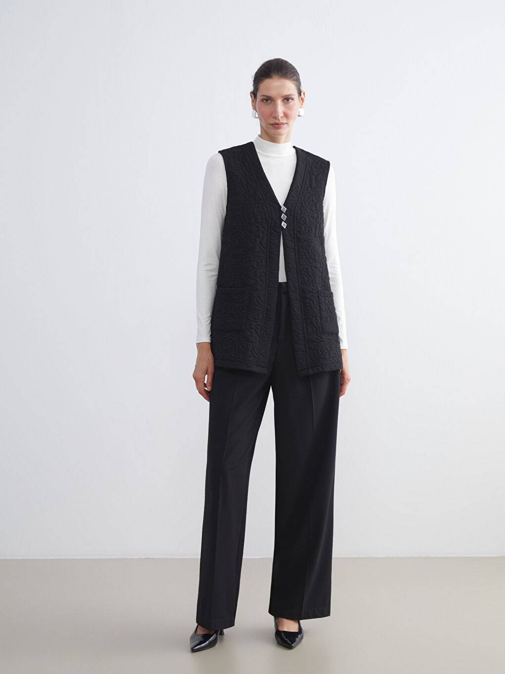 Siyah V Yaka Kendinden Desenli Kadın Yelek-2