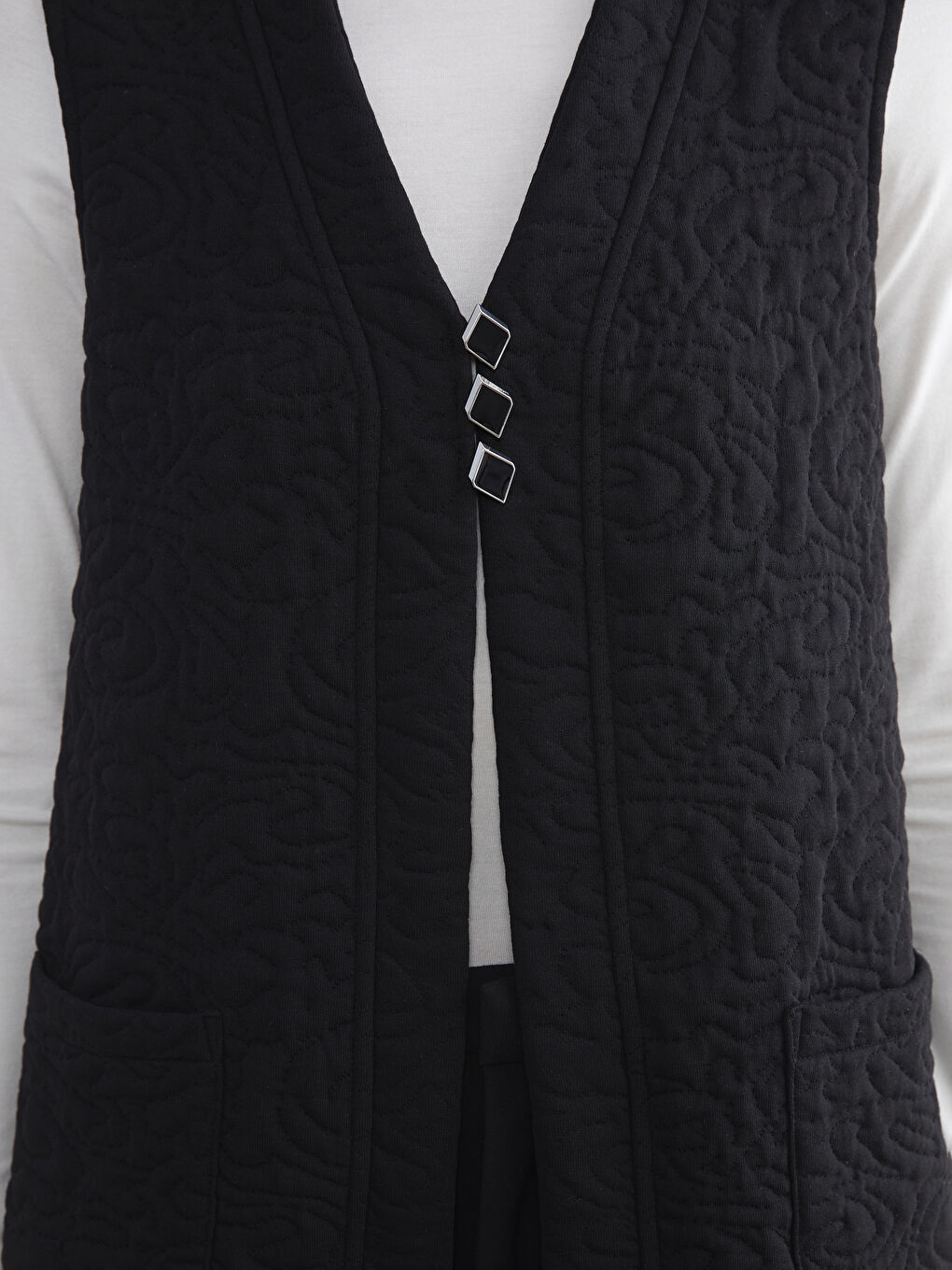 Siyah V Yaka Kendinden Desenli Kadın Yelek-3