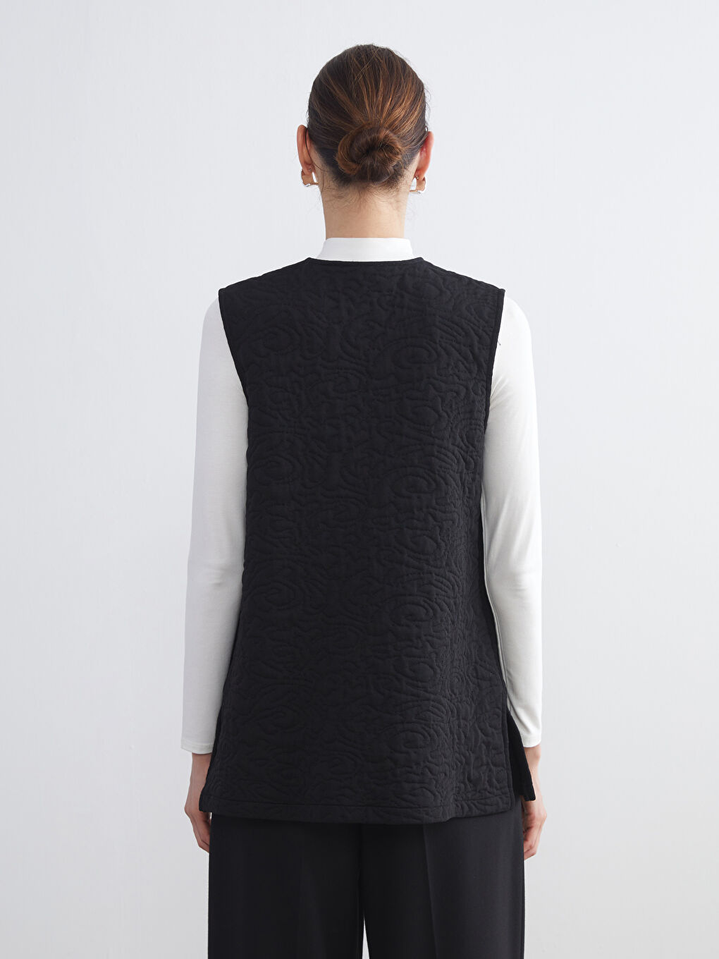 Siyah V Yaka Kendinden Desenli Kadın Yelek-4