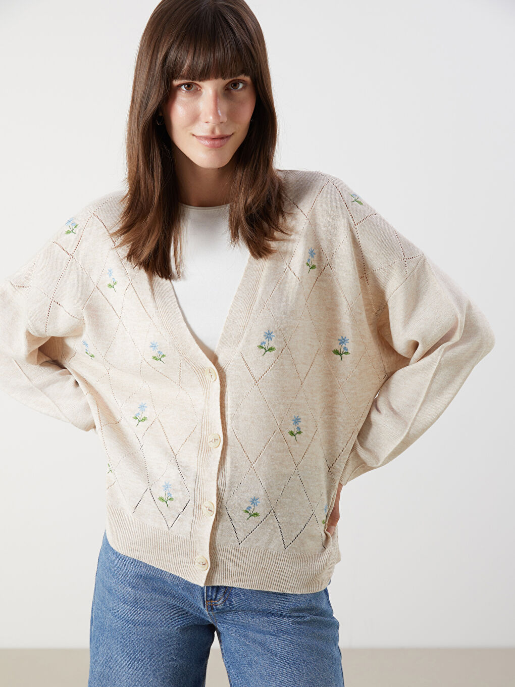 Кардиган трикотажний жіночий вишитий з V-подібним вирізом