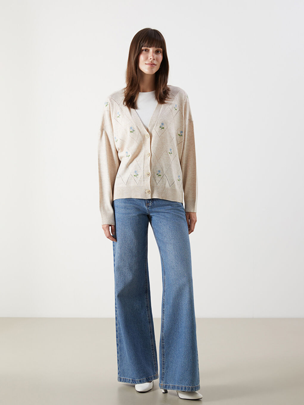 Кардиган трикотажний жіночий вишитий з V-подібним вирізом-1