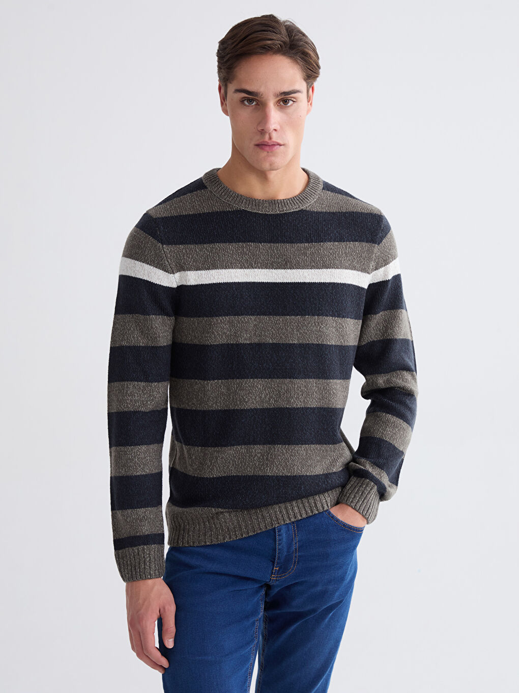 Пуловер с кръгло деколте, раиран, трикотажен за мъже