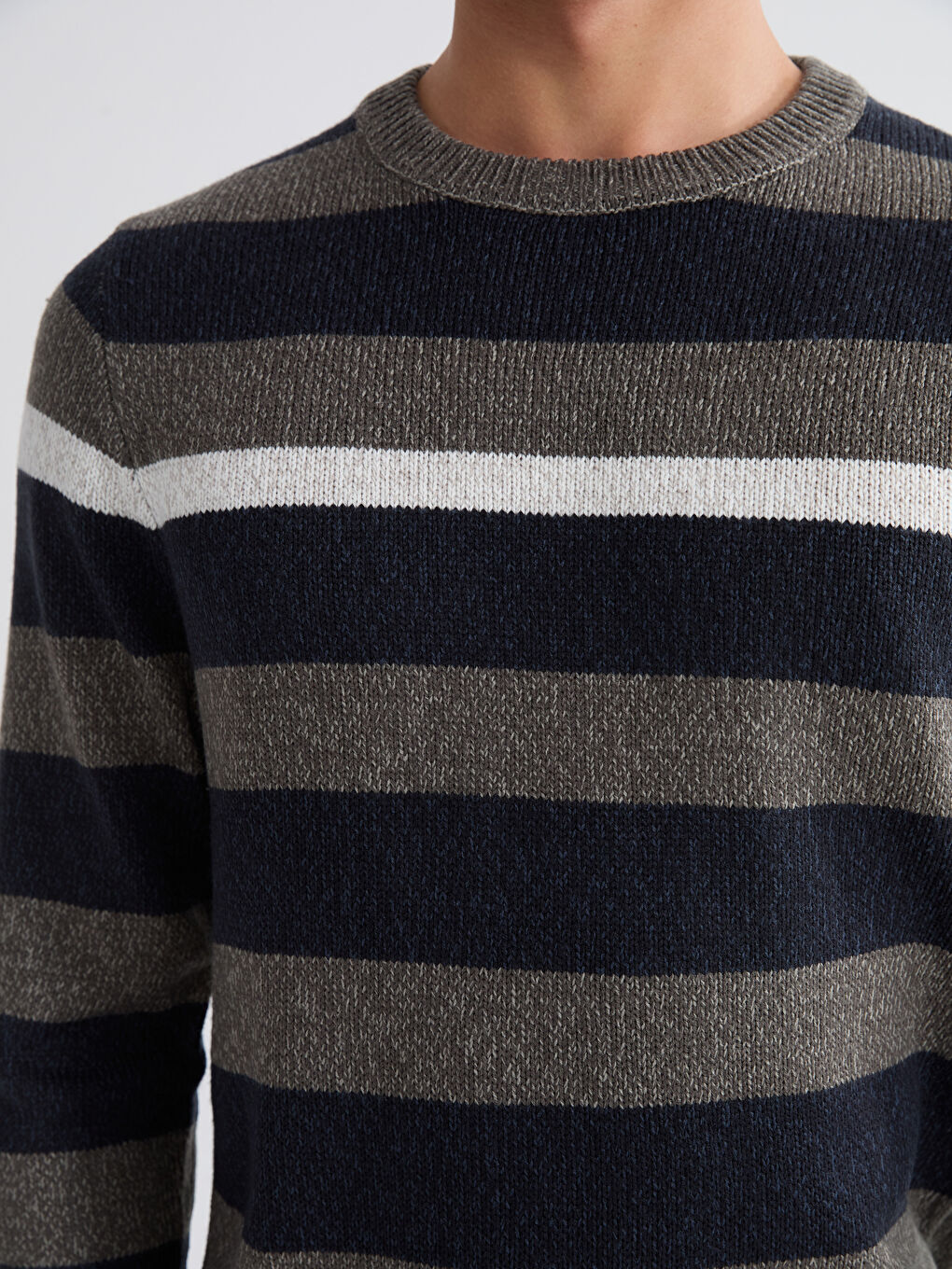 Пуловер с кръгло деколте, раиран, трикотажен за мъже-2