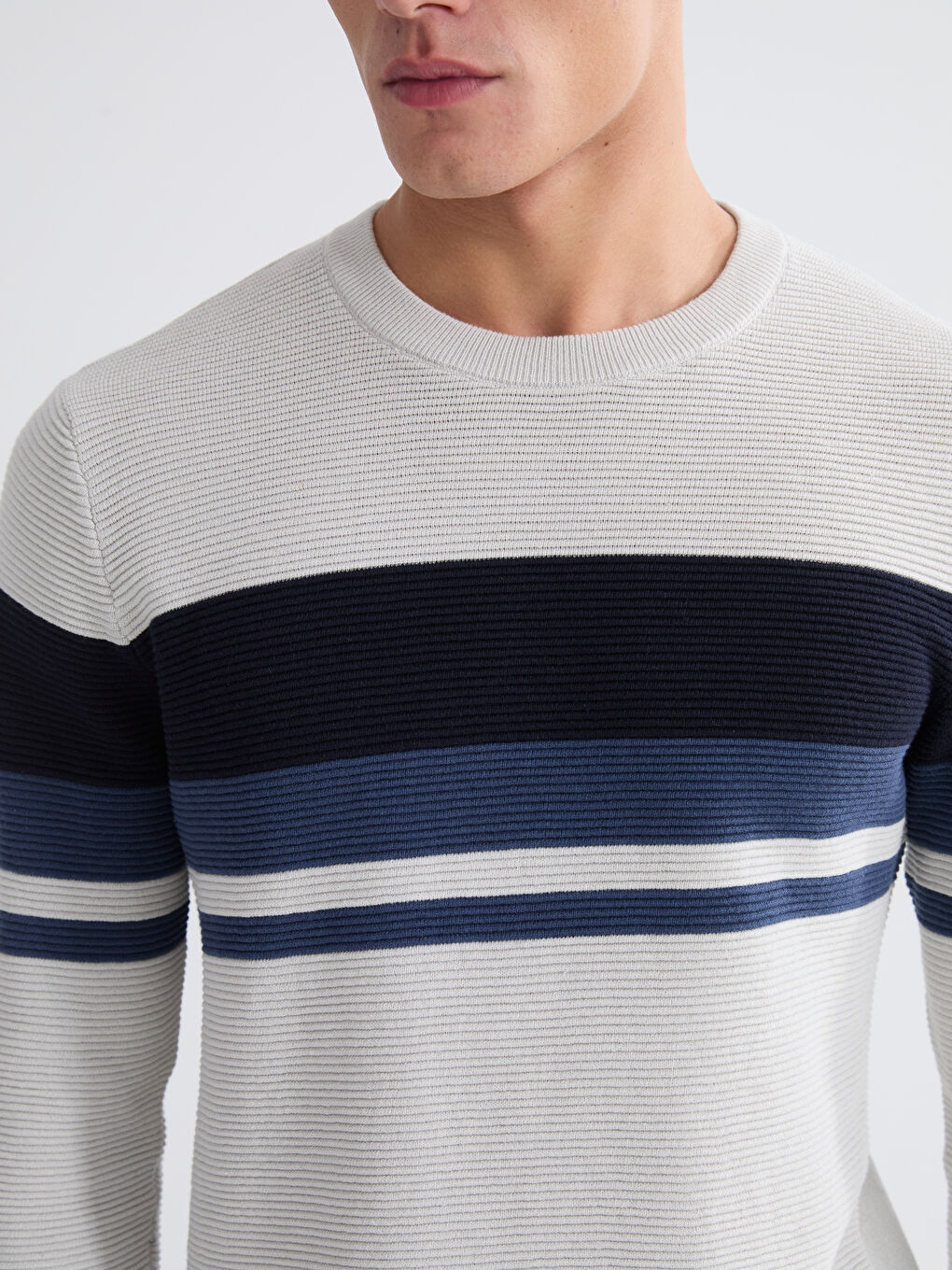 Пуловер с кръгло деколте, раиран, трикотажен за мъже-2