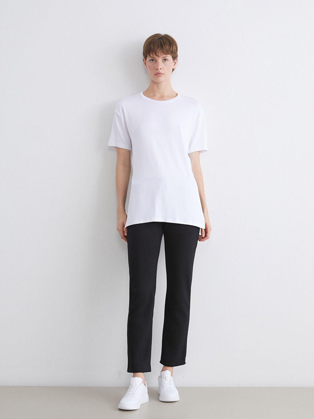 Beyaz Bisiklet Yaka Kadın Spor Tişört-1