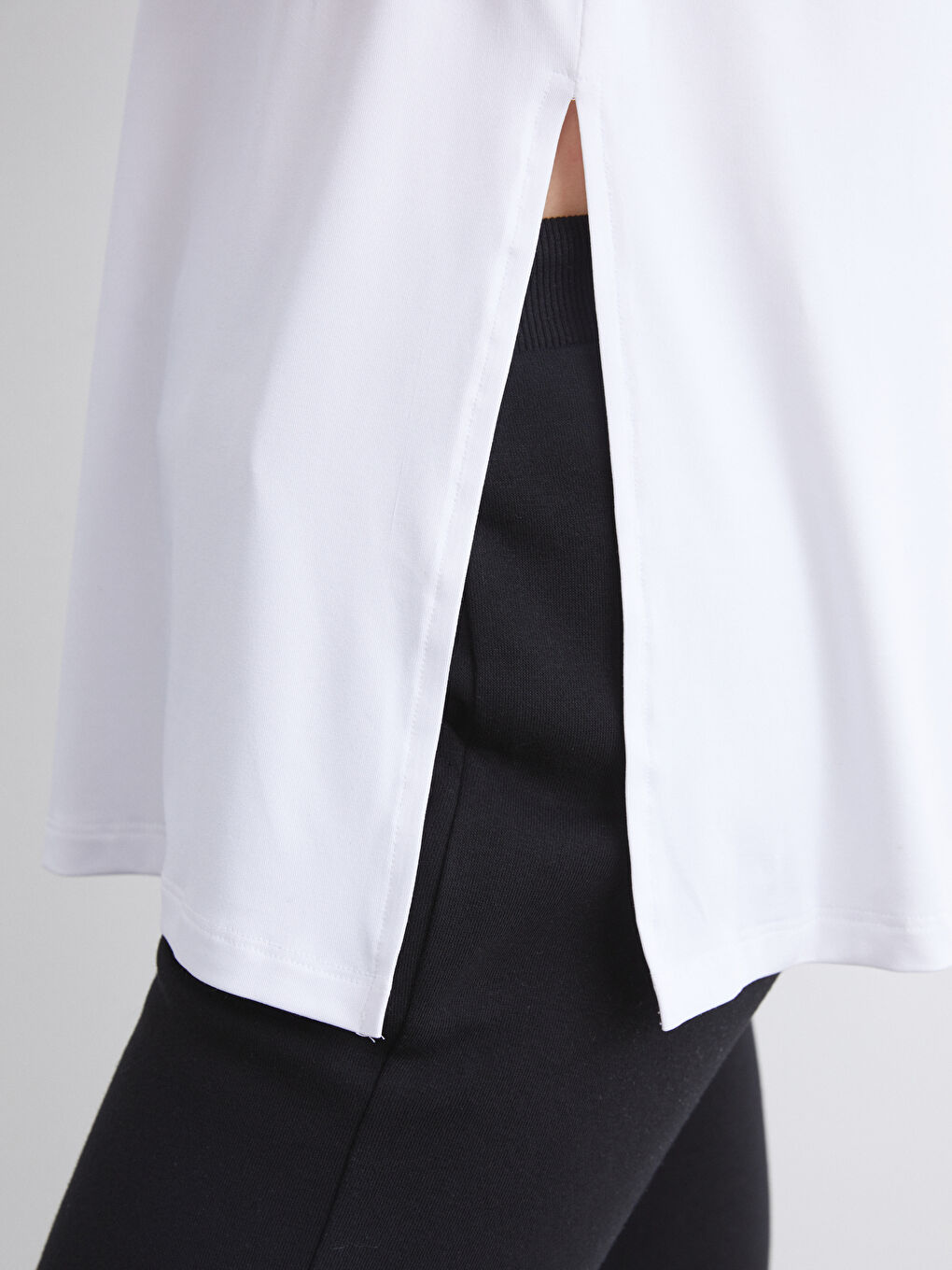 Beyaz Bisiklet Yaka Kadın Spor Tişört-2