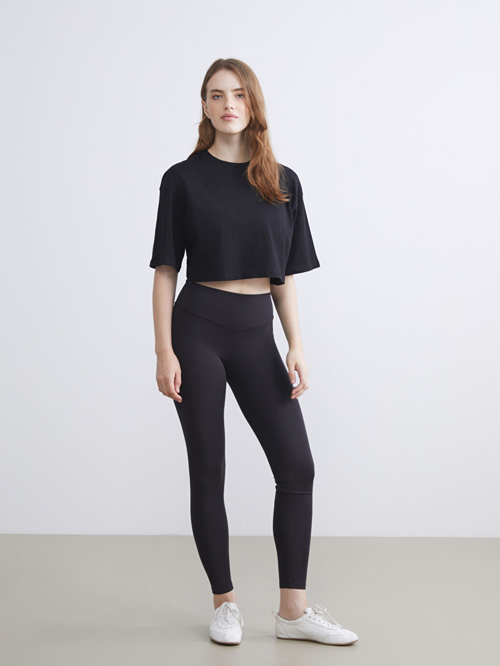 Siyah Bisiklet Yaka Oversize Crop Kadın Spor Tişört-1