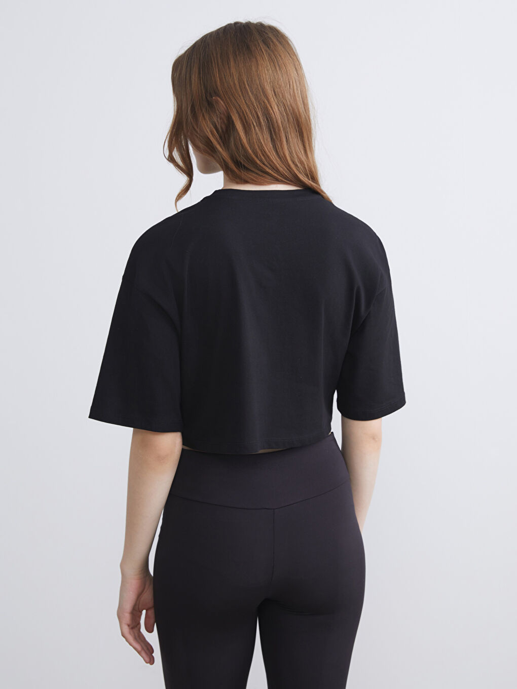 Siyah Bisiklet Yaka Oversize Crop Kadın Spor Tişört-3