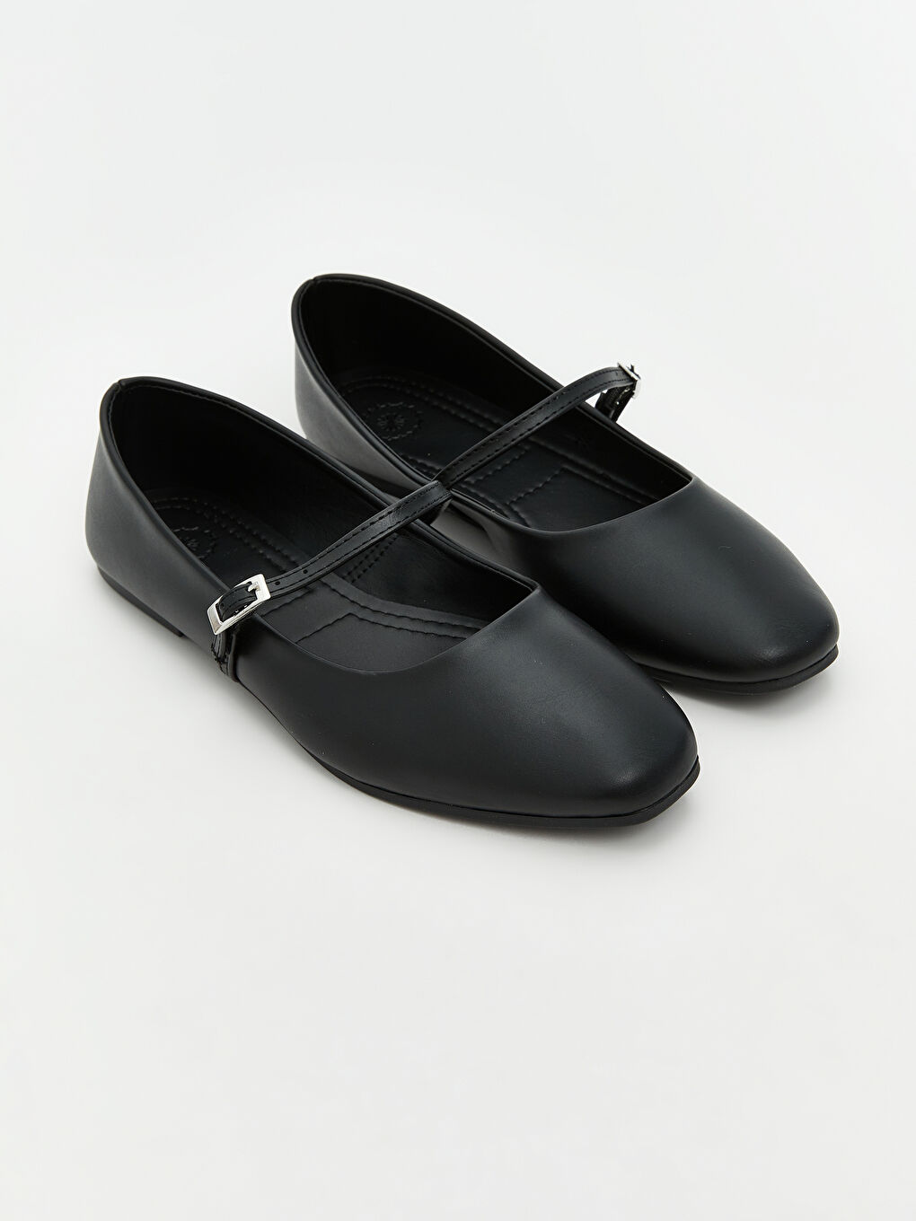 Siyah Deri Görünümlü Kadın Babet Ayakkabı