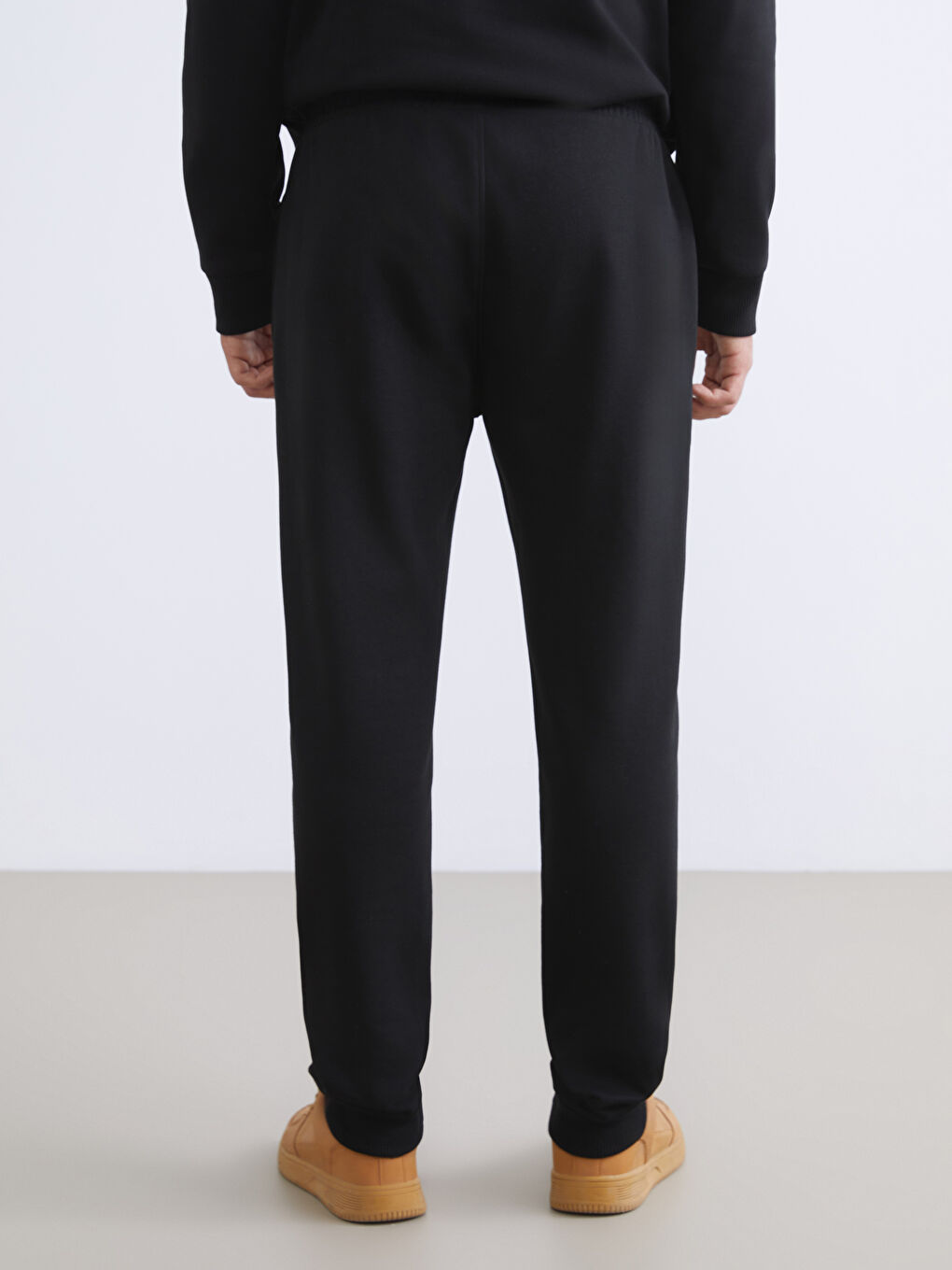 Man BLACK Jogger Sweatpants-3