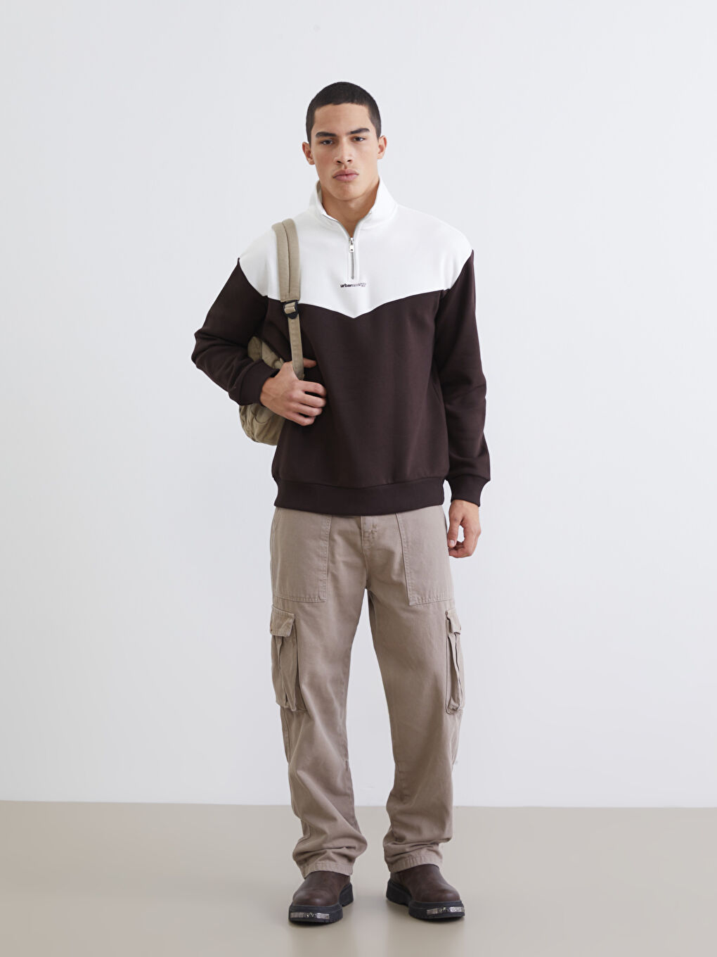 Kahverengi Dik Yaka Renk Bloklu Erkek Kalın Sweatshirt-1