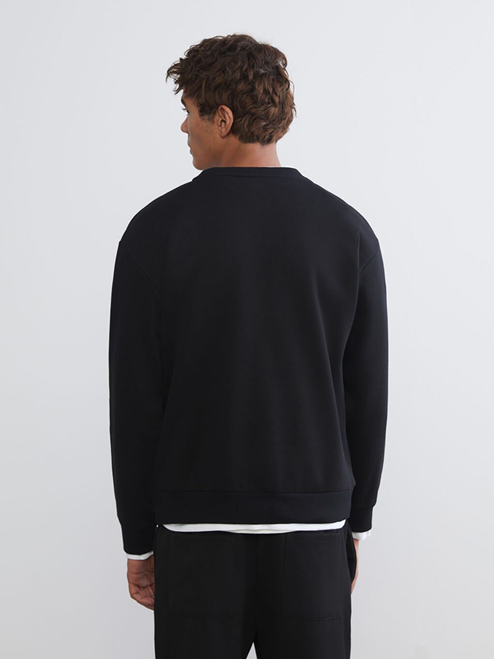 Siyah Bisiklet Yaka Nakışlı Erkek Kalın Sweatshirt-3