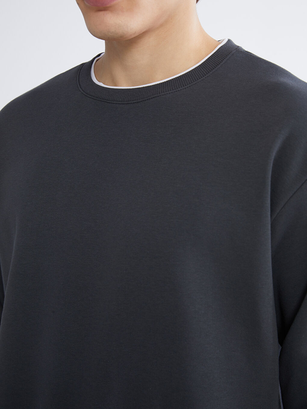 Мужской толстый свитшот с круглым вырезом и вышивкой-2