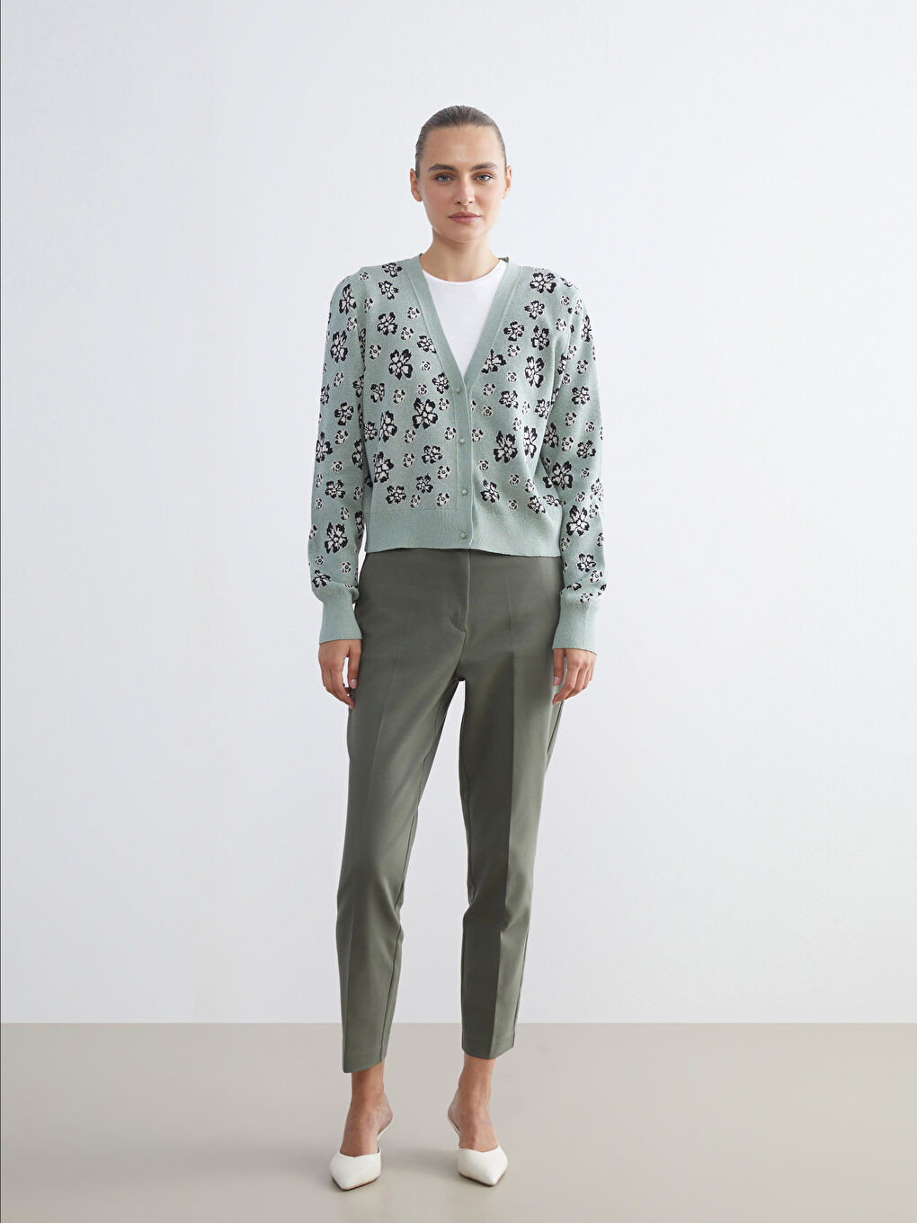 Yeşil V Yaka Çiçekli Kadın Triko Hırka-1