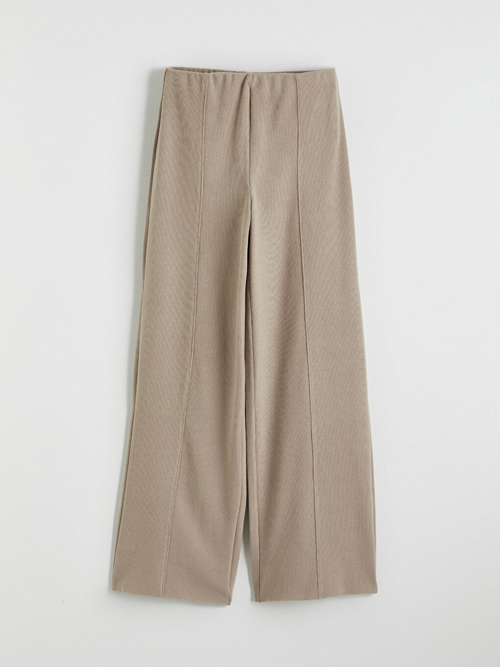 الأناقة السهلة بتقابل الراحة اليومية في بنطلوناتنا الواسعة، المصممة بوسط مطاطي جذاب.