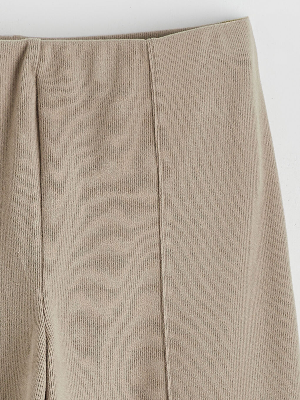 الأناقة السهلة بتقابل الراحة اليومية في بنطلوناتنا الواسعة، المصممة بوسط مطاطي جذاب.-1