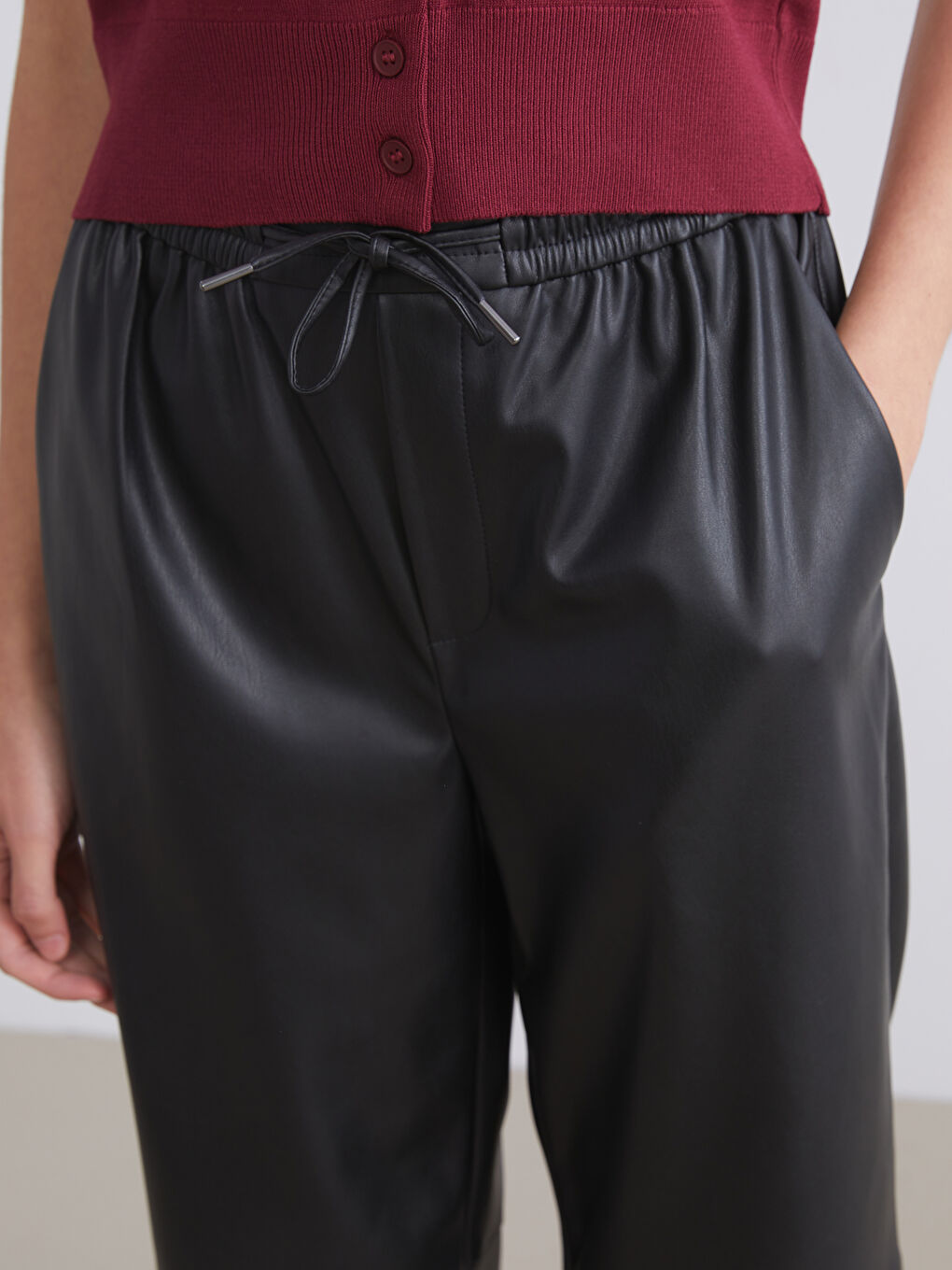 Siyah Beli Lastikli Deri Görünümlü Kadın Pantolon-2