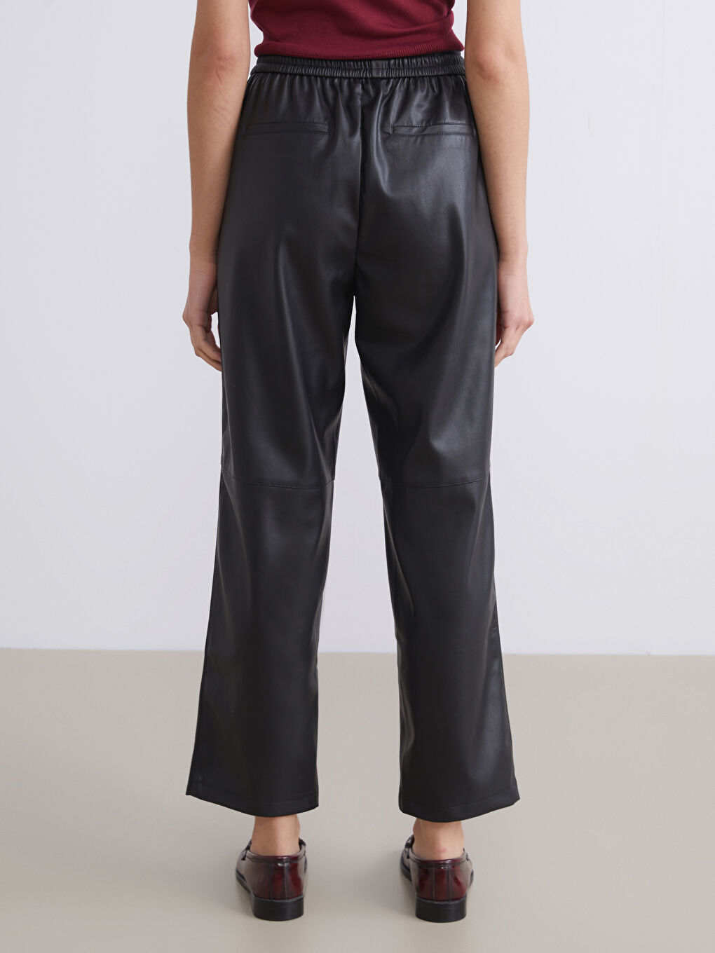Siyah Beli Lastikli Deri Görünümlü Kadın Pantolon-3