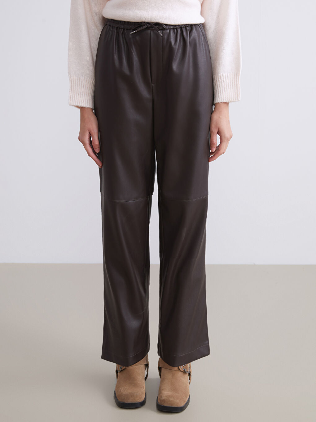 Kahverengi Beli Lastikli Deri Görünümlü Kadın Pantolon-1