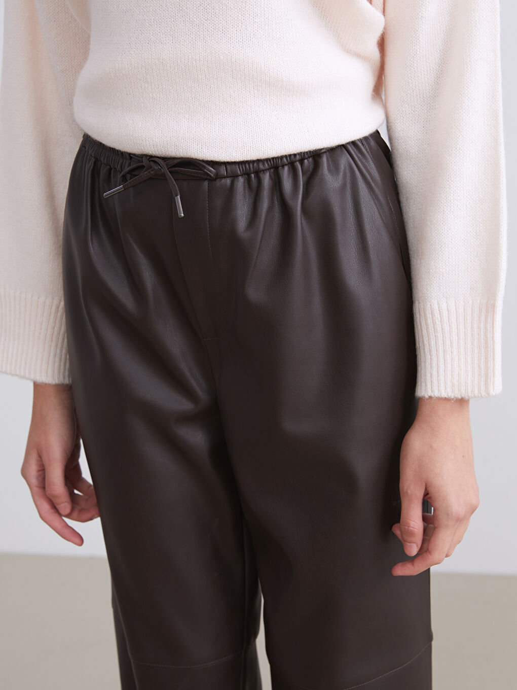 Kahverengi Beli Lastikli Deri Görünümlü Kadın Pantolon-2