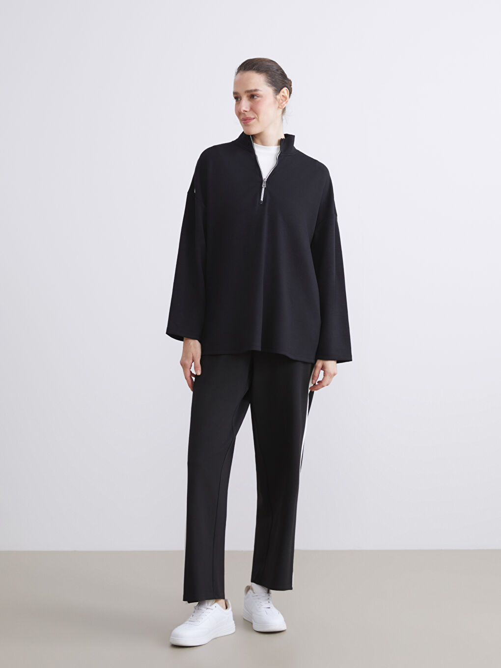 Siyah Dik Yaka Oversize Kadın Sweatshirt