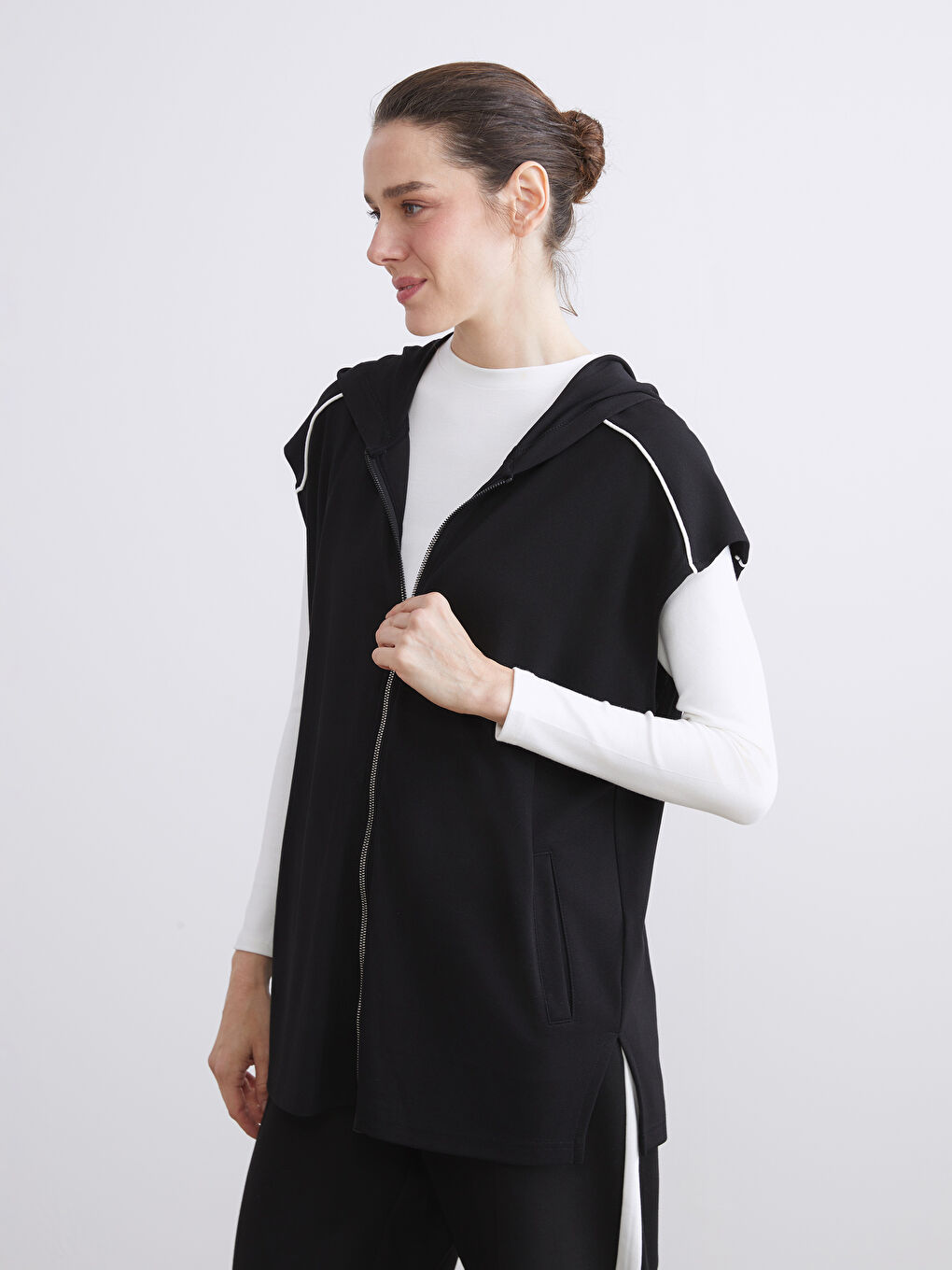 Siyah Kapüşonlu Kadın Yelek