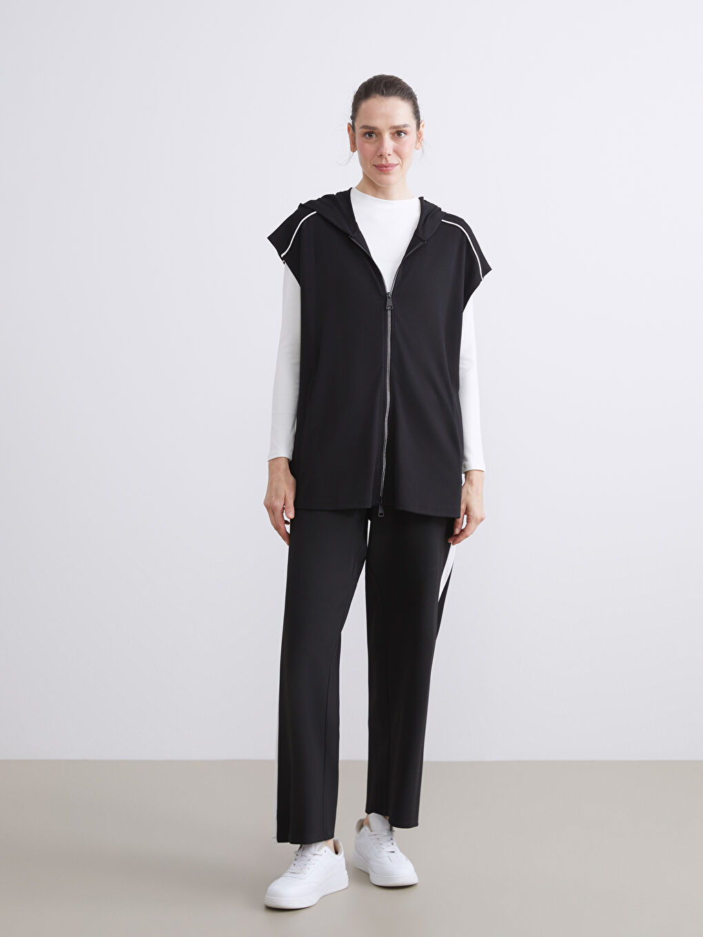 Siyah Kapüşonlu Kadın Yelek-1