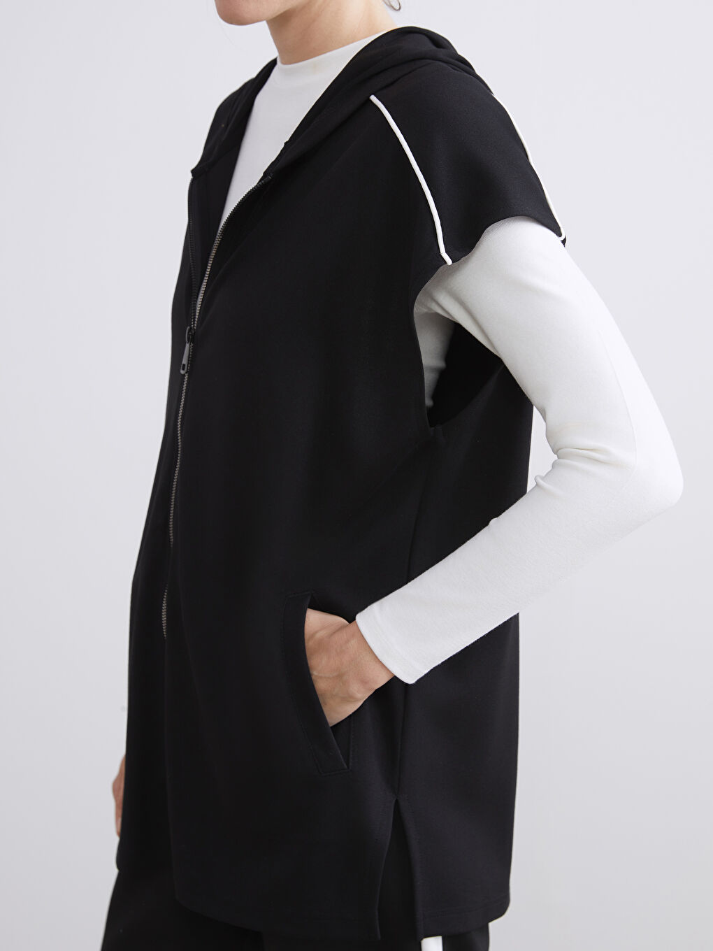 Siyah Kapüşonlu Kadın Yelek-2