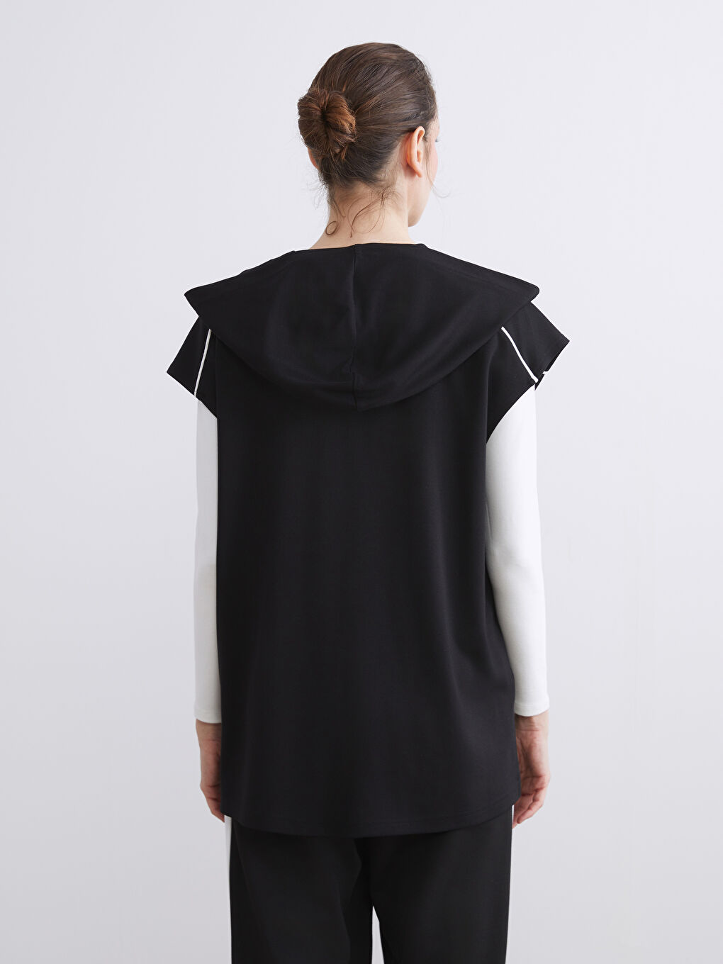 Siyah Kapüşonlu Kadın Yelek-3