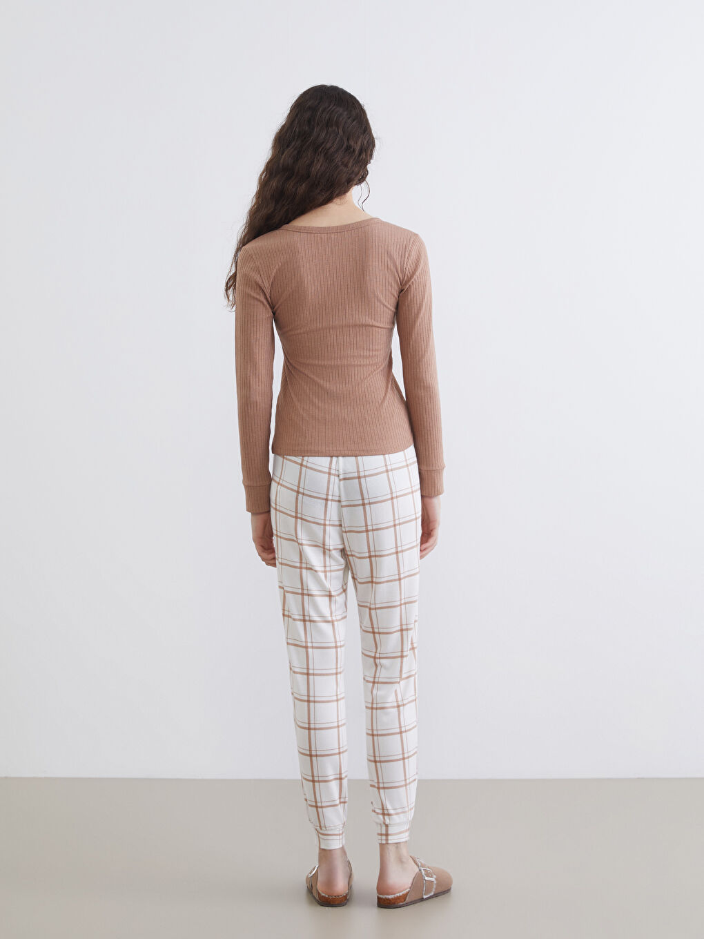 Kahverengi Kaçık Yaka Ekose Kadın Pijama Takımı-3