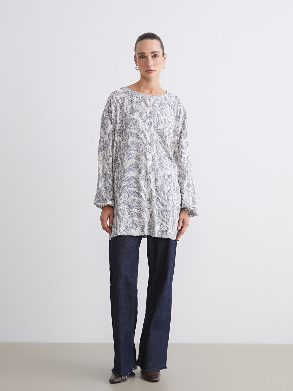 Bluza sa okruglim izrezom i uzorkom-1