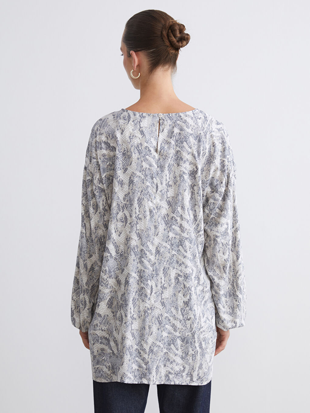 Bluza sa okruglim izrezom i uzorkom-3