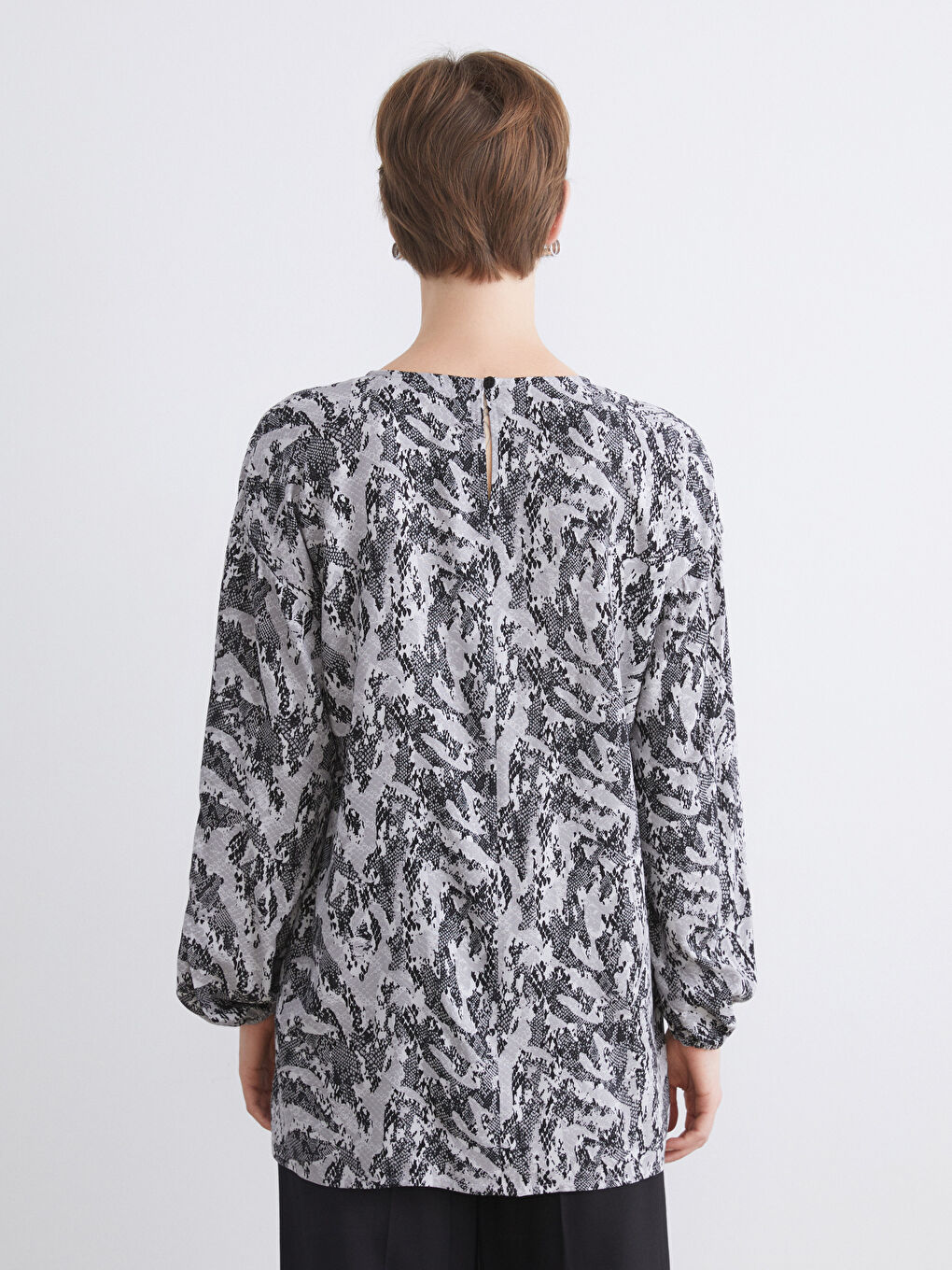 Bluza sa okruglim izrezom i uzorkom-3