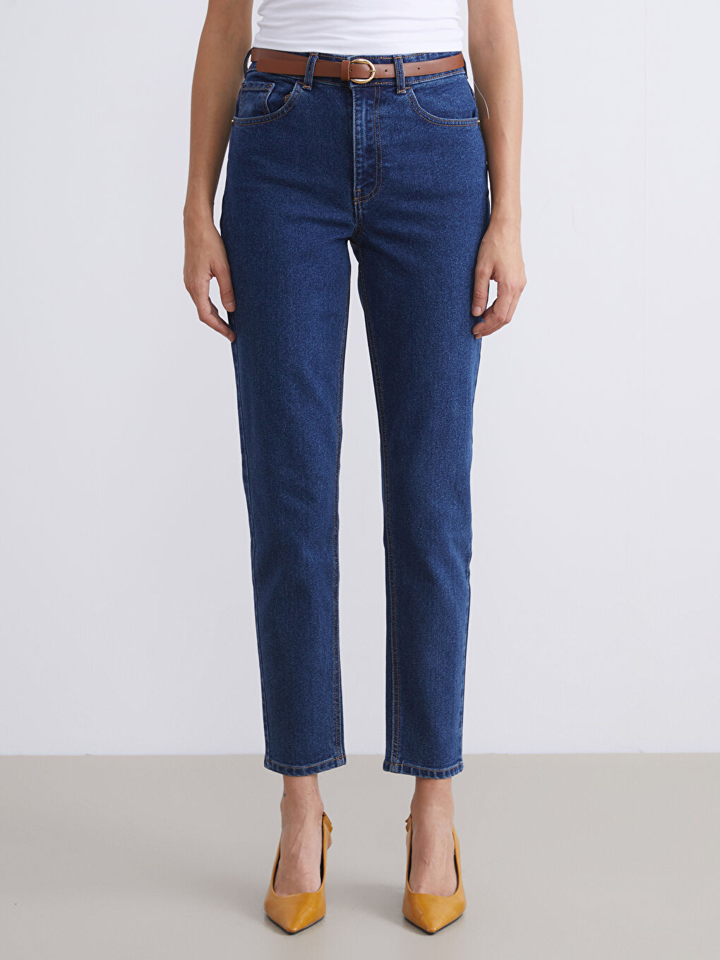 İndigo Beli Kemerli Mom Fit Kadın Jean Pantolon-1