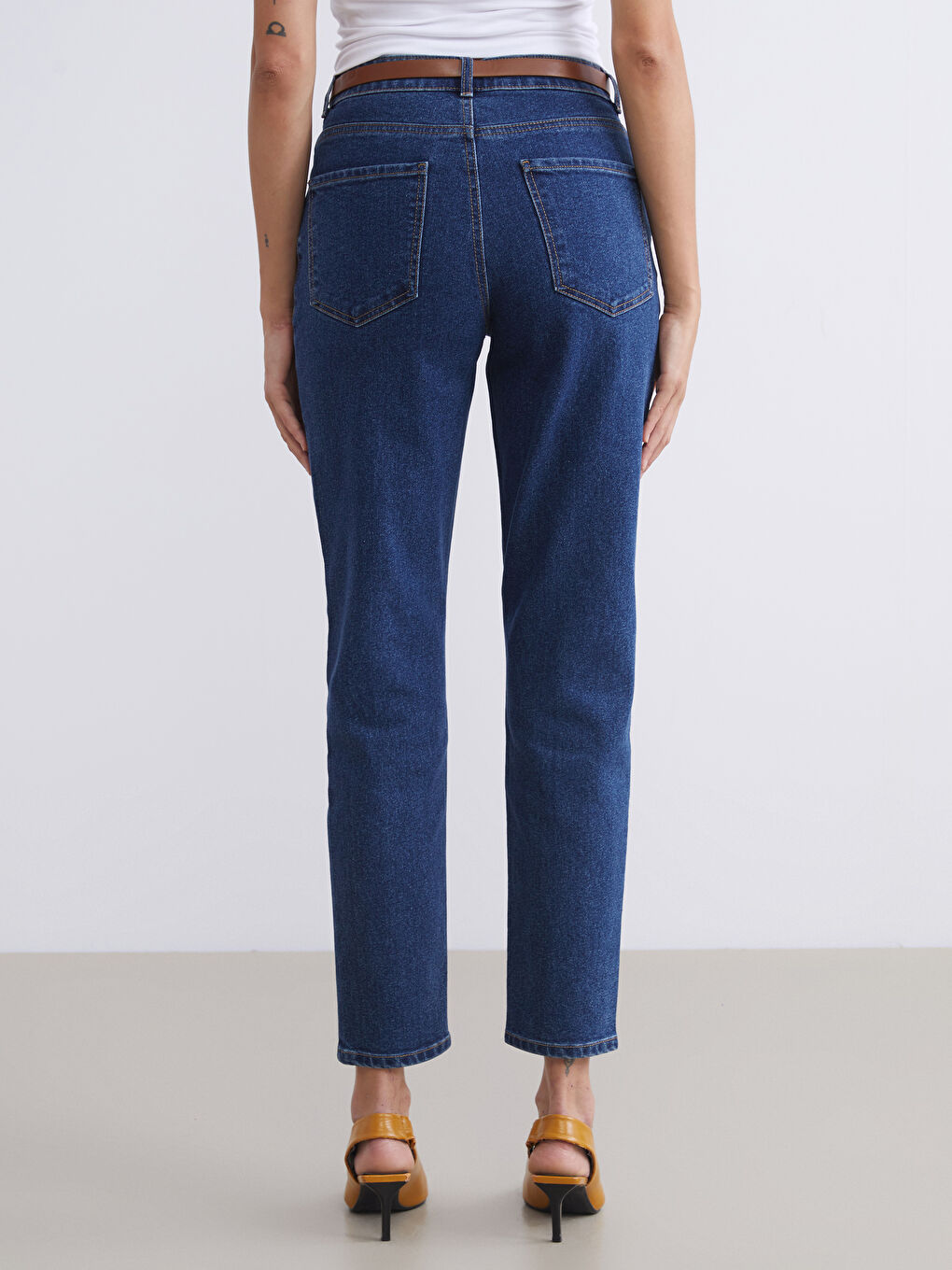 İndigo Beli Kemerli Mom Fit Kadın Jean Pantolon-3