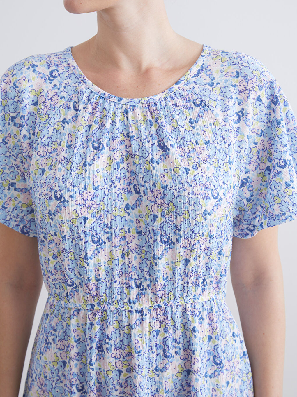 Crew Neck Floral Pleated Dress-3