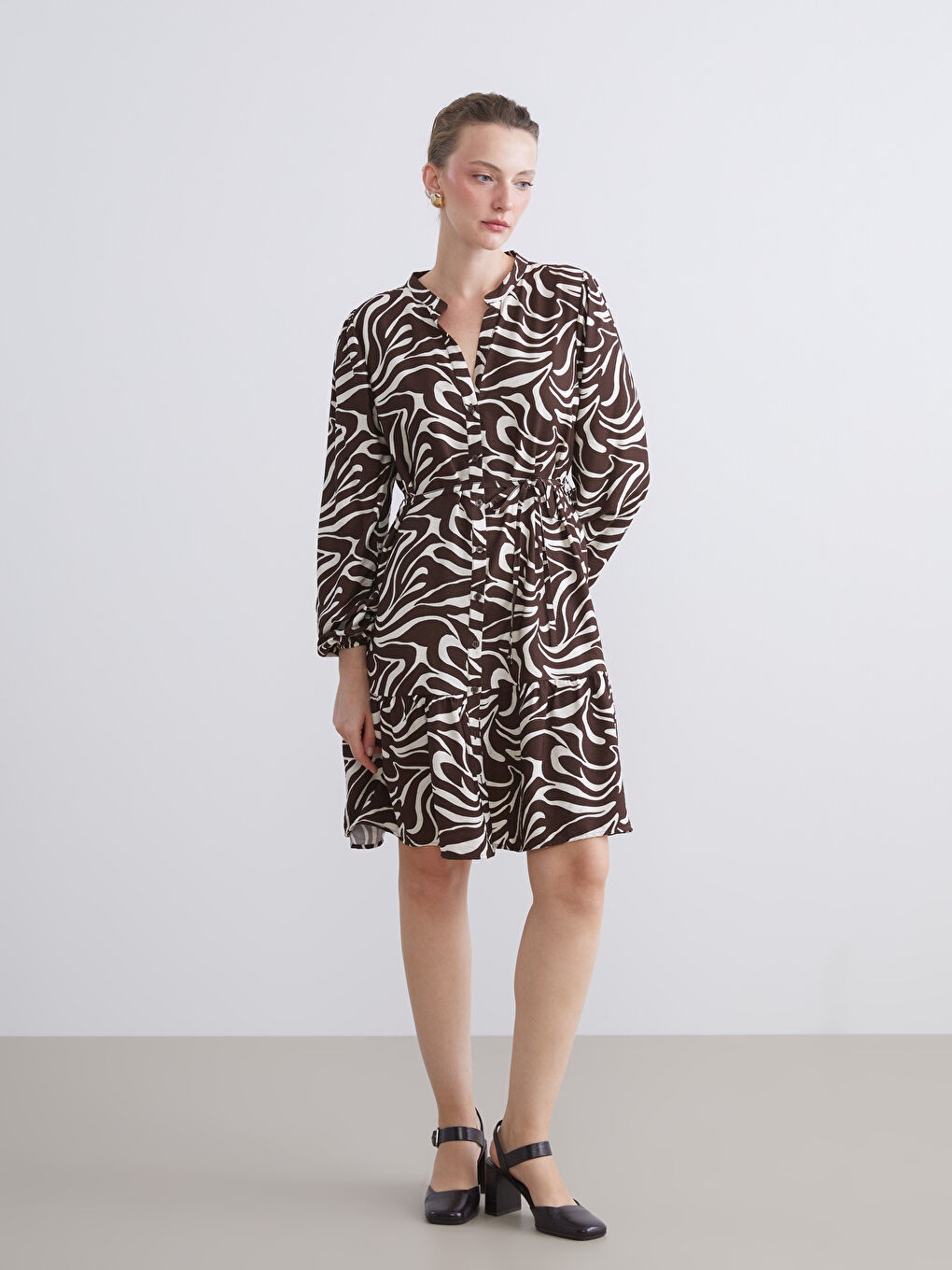 Kahverengi Kaçık Yaka Desenli Mini Elbise