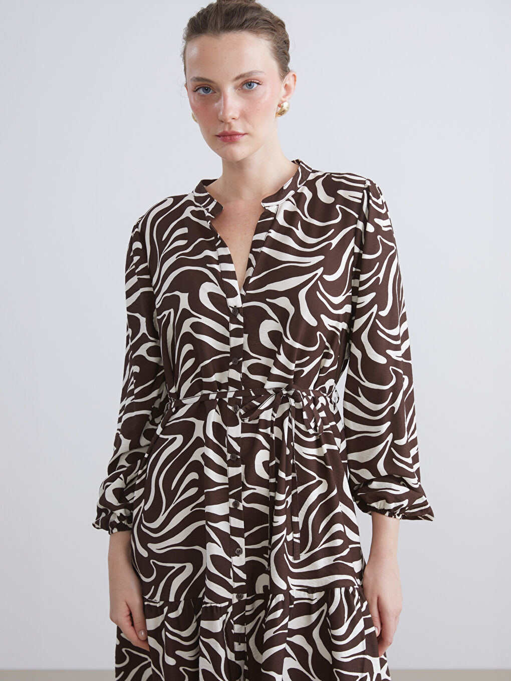 Kahverengi Kaçık Yaka Desenli Mini Elbise-2