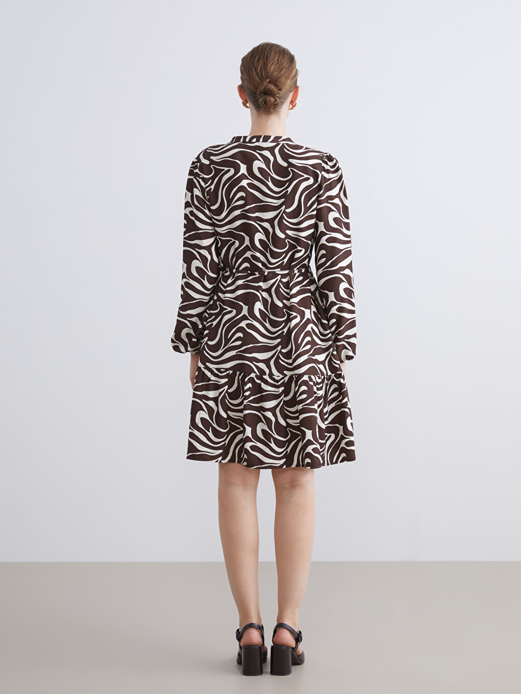 Kahverengi Kaçık Yaka Desenli Mini Elbise-4