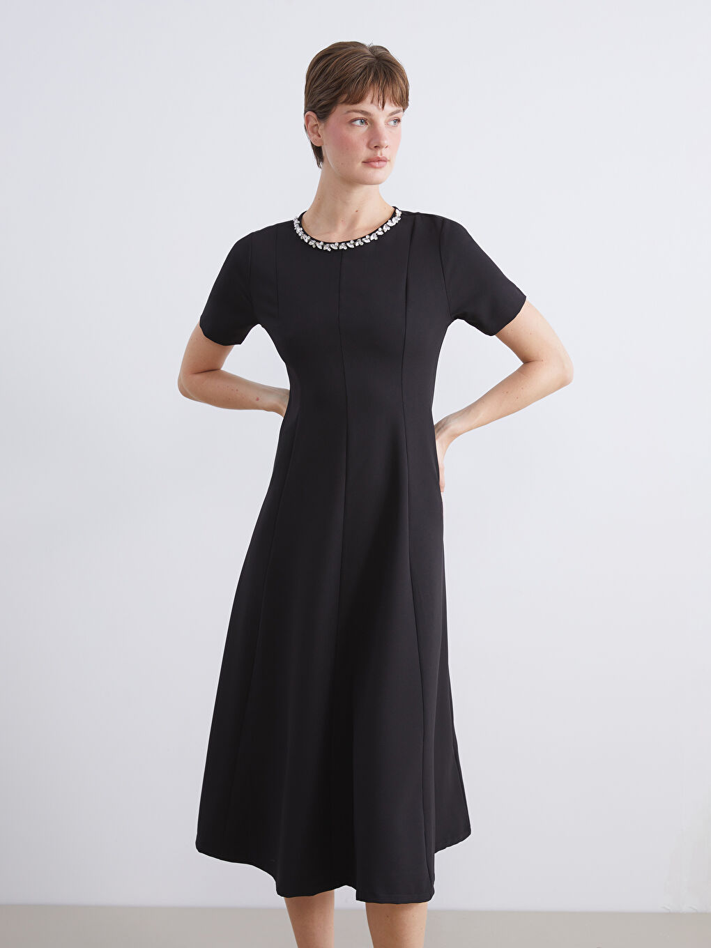 Siyah Bisiklet Yaka Taş Detaylı Krep Elbise-1