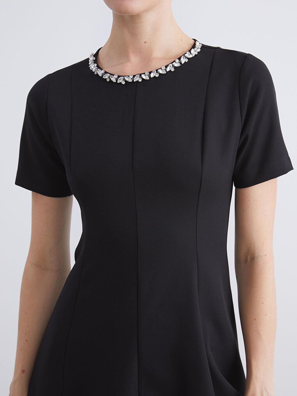 Siyah Bisiklet Yaka Taş Detaylı Krep Elbise-2